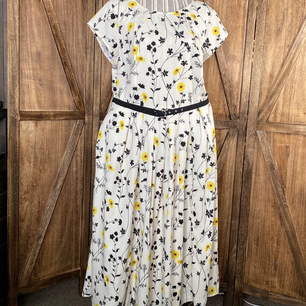 Eshakti Pleat Neck Belted Floral Print Crepe Dress. Size 1X-16W.